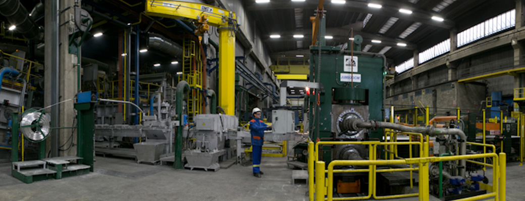 Overview of a typical vertical dc casting machine made by Novelis PAE, showing, above the molds, a raw of five Metal Level Control sensors of capacitance digital type and, above, a raw of five actuators to adjust the height position of the heated plugs inside the spouts (these later are not visible on this photo)